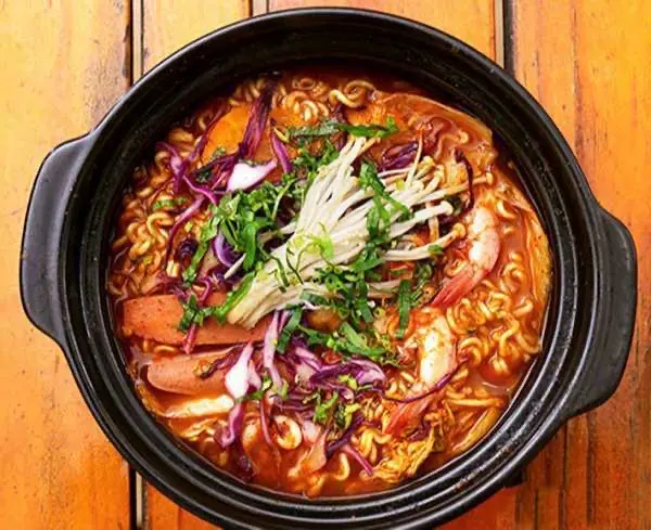 Hình ảnh Mì cay kimchi mực