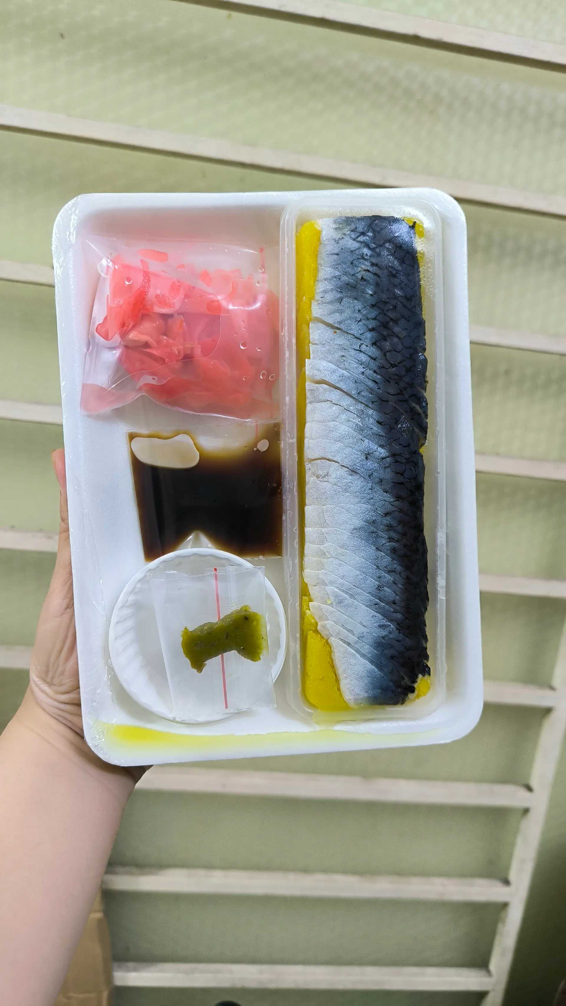 Hình ảnh Cá trích ép trứng tặng kèm gừng hồng Nhật,nước tương,washabi(mù tạt).