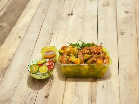 Hình ảnh chân gà sốt thái mix trứng non phần trung