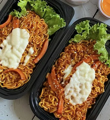Hình ảnh Mì cay xúc xích phô mai (KHÔNG CAY)