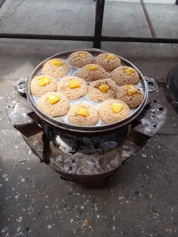 Hình ảnh Bánh bông lan socola trứng muối hộp 12cái 