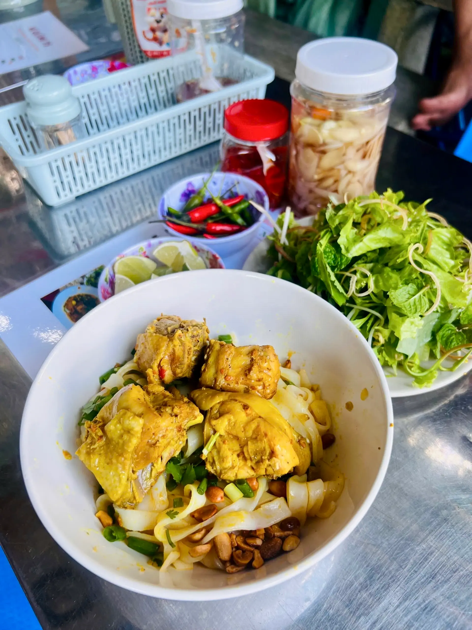 Hình ảnh Mì Quảng Gà + Sườn 