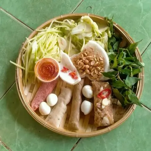 Hình ảnh Tré trộn thập cẩm chả bò,chân gà sốt thái,1lon nước ngọt 