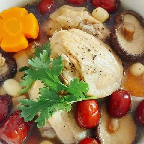 Hình ảnh canh gà hầm hạt sen táo đỏ nấm hương