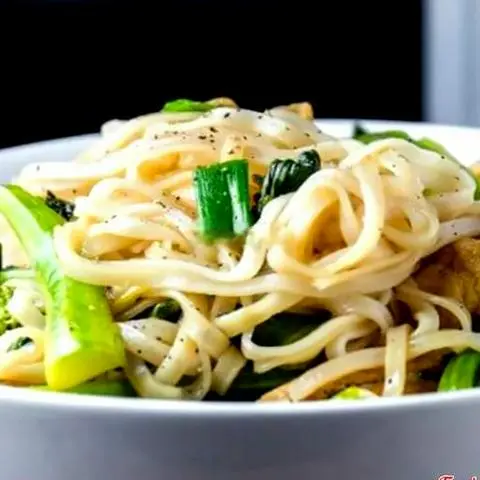 Hình ảnh Phở xào nấm sườn hoành thánh chay chả 