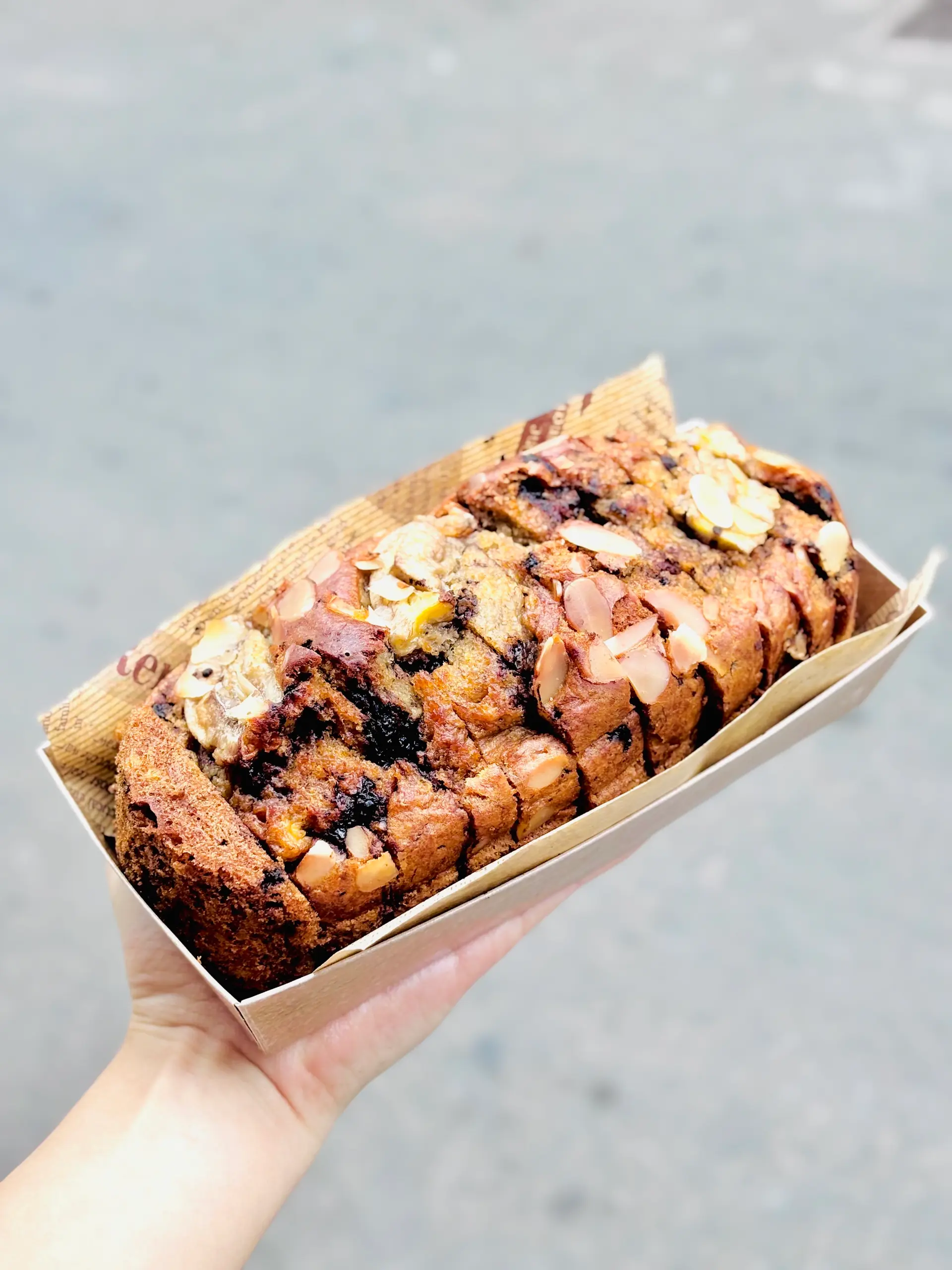 Hình ảnh Bánh bông lan chuối chocolate nguyên ổ