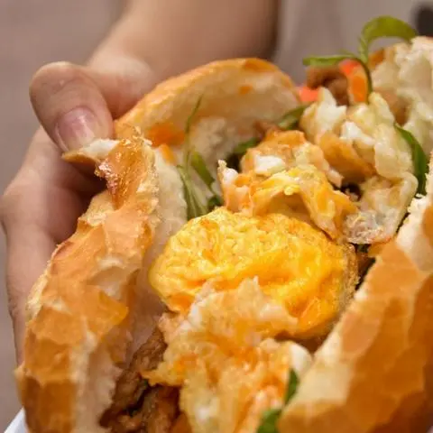 Hình ảnh Bánh mì xíu mại trứng