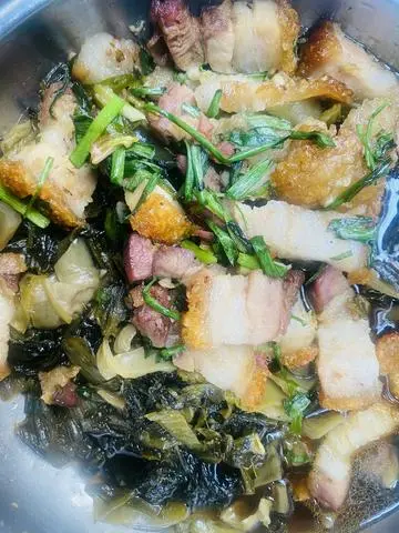 Hình ảnh Cơm Heo Quay Kho Cải Chua