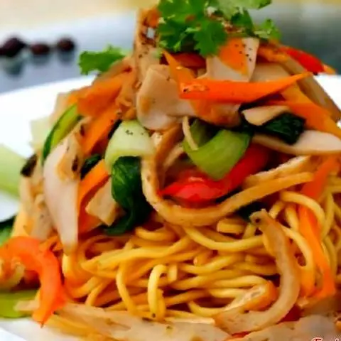 Hình ảnh Mì xào nấm sườn hoành thánh chay chả 