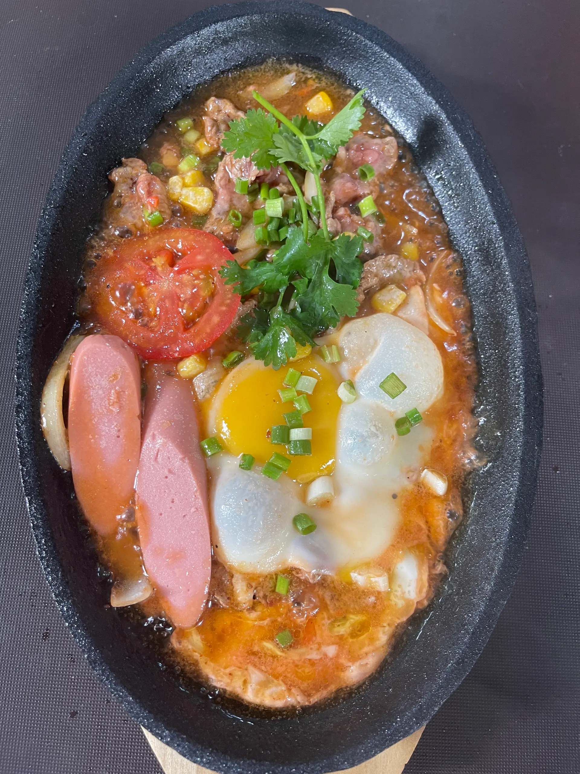 Hình ảnh Bò né bò - trứng - xúc xích