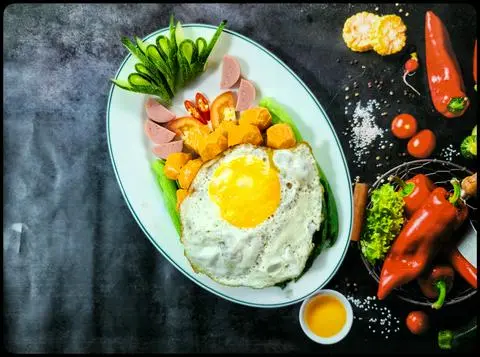 Hình ảnh Xào xiên que + xúc xích + trứng