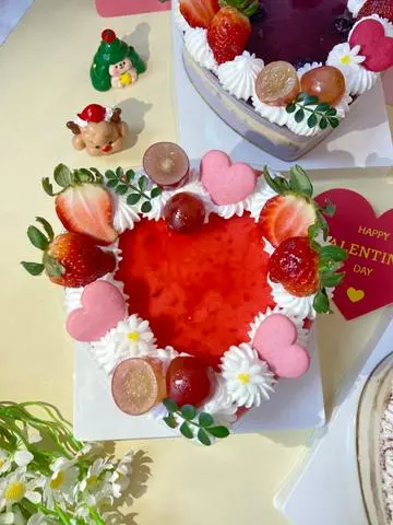 Hình ảnh Mousse Dâu trái tim (kèm hộp trong có quai)