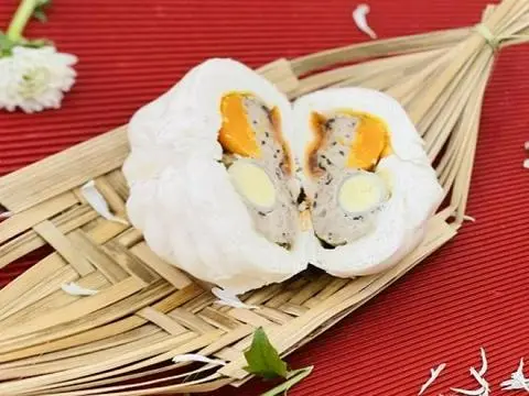 Hình ảnh BÁNH BAO TRỨNG CÚT + TRỨNG MUỐI
