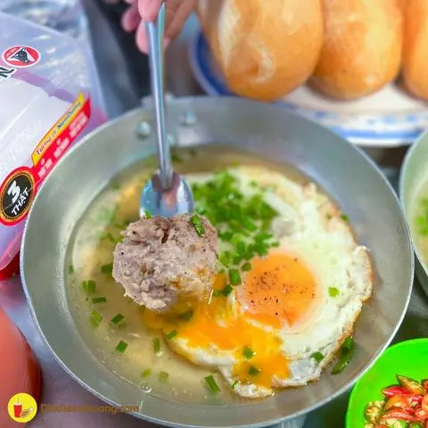 Hình ảnh Bánh mì ốp la xíu mại chảo