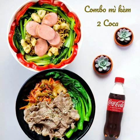 Hình ảnh combo mì: 1 Mì trộn bò kim chi + 1 mì trộn xúc xích đức tóp mỡ (kèm 2 Coca)