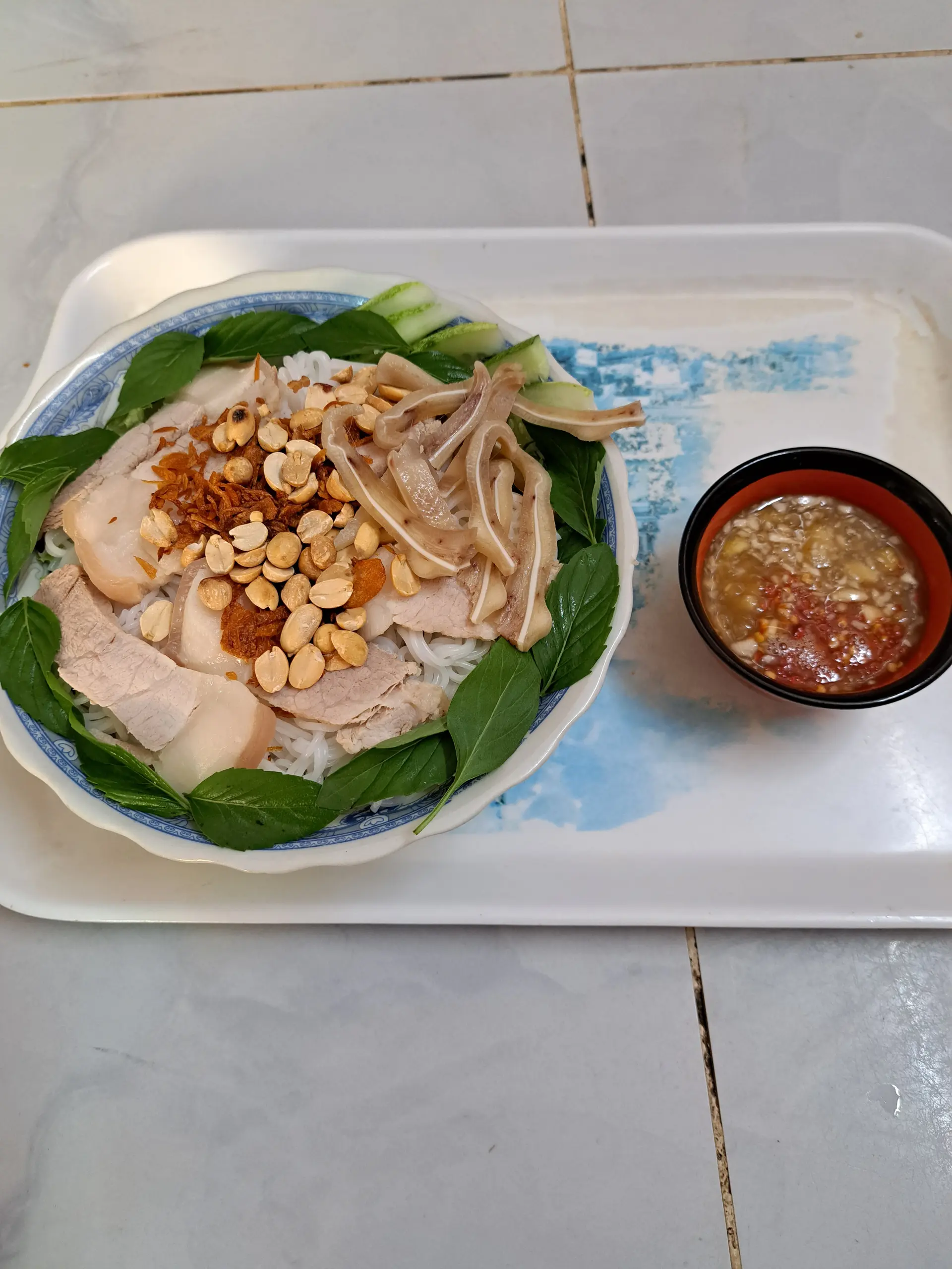 Hình ảnh Bún  thịt luộc, Tai Heo Mắm Niêm Hoặc Mắm Chua Ngọt 