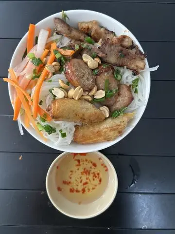 Hình ảnh Bún thịt nem nướng-chả giò