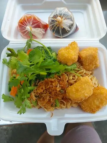 Hình ảnh Mì gói xào gà viên 