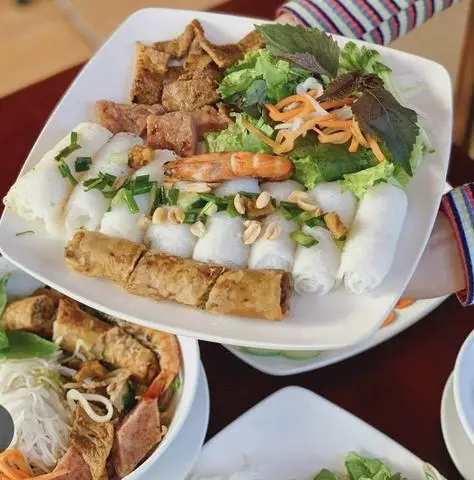 Hình ảnh Bánh hỏi thịt nướng + chả giò hải sản