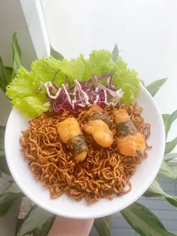 Hình ảnh Mì tương đen gà cuộn rong biển