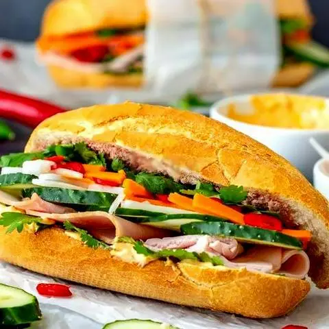 Hình ảnh Bánh mì thịt đầy đủ
