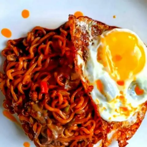 Hình ảnh Mì cay - Hàn Quốc xào - trứng xúc xích Đức