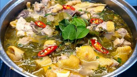 Hình ảnh Lẩu gà tre nấu lá giang