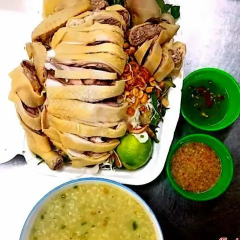 Hình ảnh Nửa con gà chặt - rau gỏi - cháo - không có cổ đầu