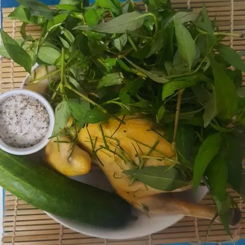 Hình ảnh 1 Gà Tre nguyên Con Luộc + Lá Chanh + Đồ Chấm Rau Ăn Kèm 