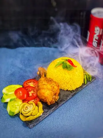 Hình ảnh Cơm Đùi Hoặc Ức Gà Chiên Giòn