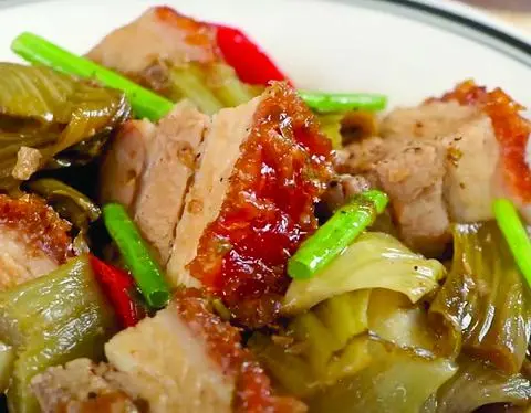 Hình ảnh Cơm heo quay kho cải chua