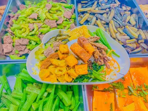 Hình ảnh cơm thập Cẩm + heo quay ram chua ngọt