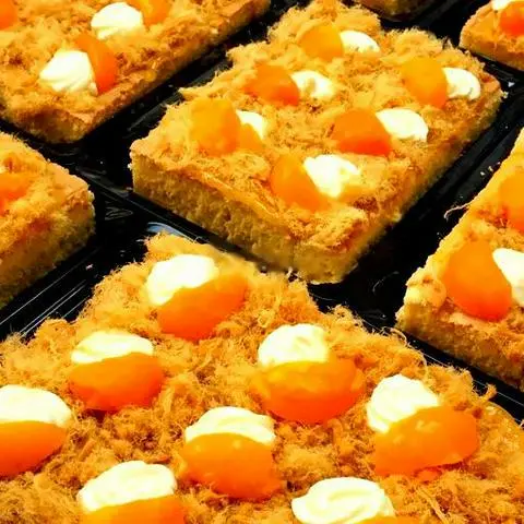 Hình ảnh Bông Lan Trứng Muối - Hộp 12 Miếng