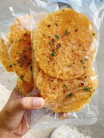 Hình ảnh 1 bịch cơm cháy mắm hành