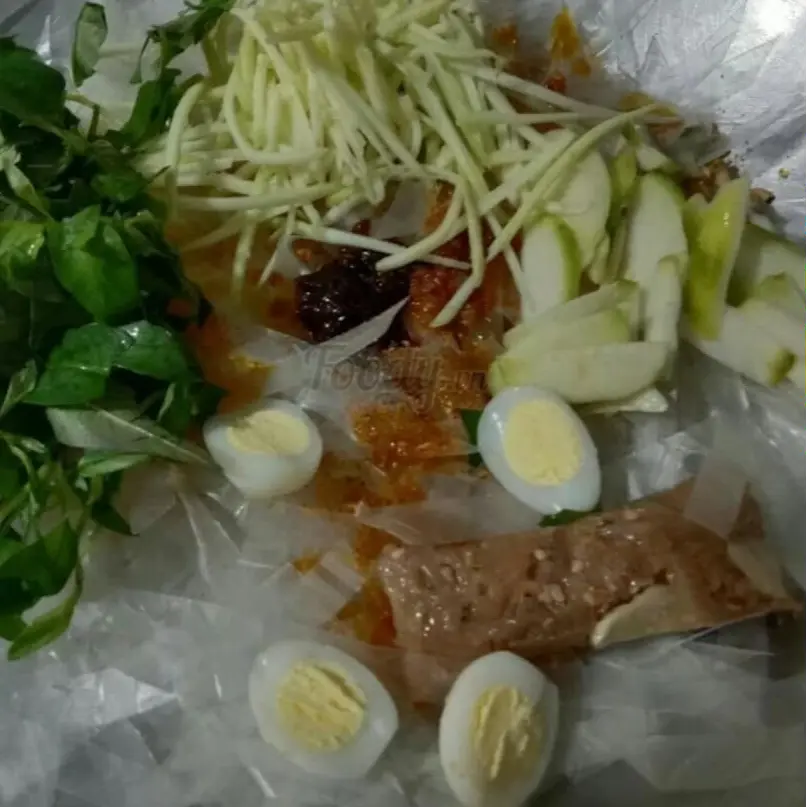 Hình ảnh BÁNH TRÁNG TRỘN ( TRÉ , TRỨNG CÚT)+ XOÀI