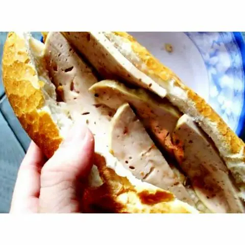 Hình ảnh Bánh Mì Chả Lụa Chà Bông