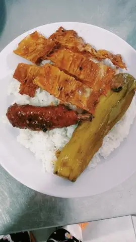 Hình ảnh cơm. tàu hủ ki. đùi gà sả. cà nướng...
