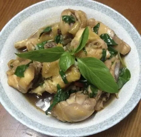 Hình ảnh Cơm Gà kho lá quế