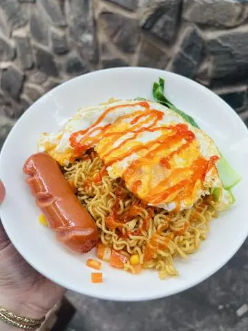 Hình ảnh Mì trộn indo xúc xích