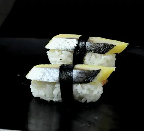 Hình ảnh NIGIRI CÁ TRÍCH ÉP TRỨNG