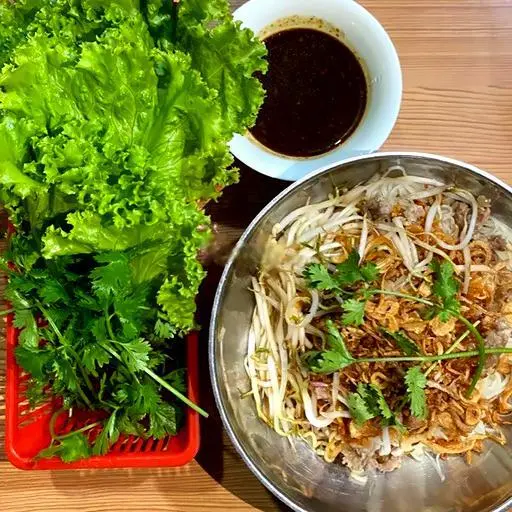 Hình ảnh Hủ tiếu thêm trộn thịt bằm sốt tương đen
