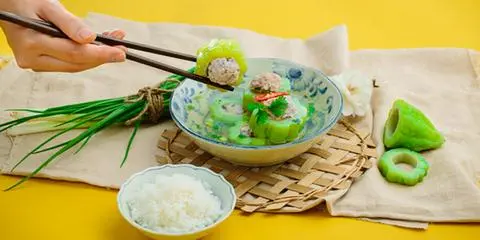 Hình ảnh cơm canh khổ qua