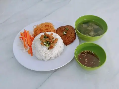 Hình ảnh Cơm tấm sườn nướng bì chay kèm canh