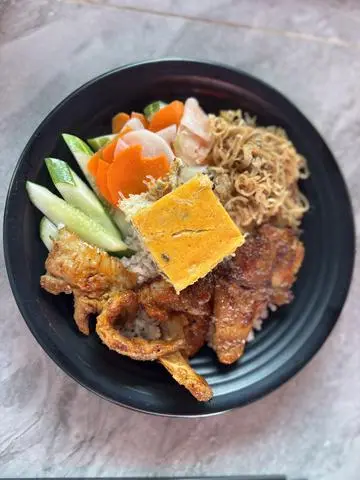 Hình ảnh Cơm tấm thịt nướng bì chả
