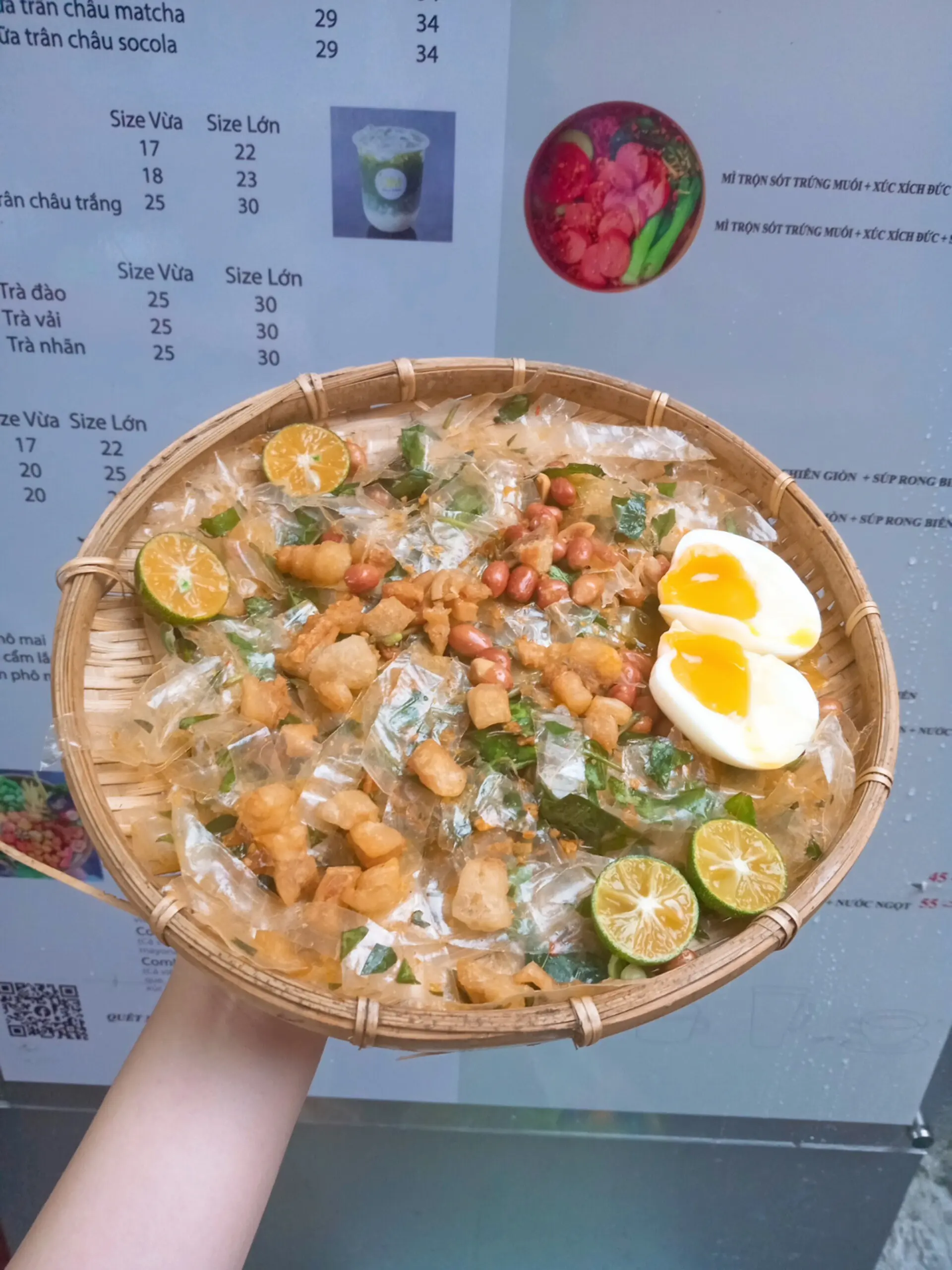Hình ảnh Bánh tráng tóp mỡ trứng gà lòng đào - Cay sẵn