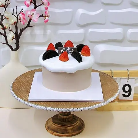 Hình ảnh Bánh Kem Sinh Nhật Bơ NewZealand 12cm Nâu Dâu Tây Oreo