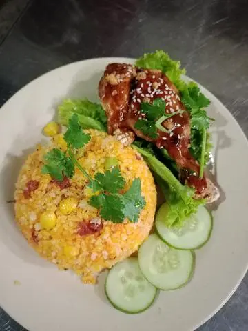 Hình ảnh cơm chiên dương châu+ gà sốt tiêu đen 