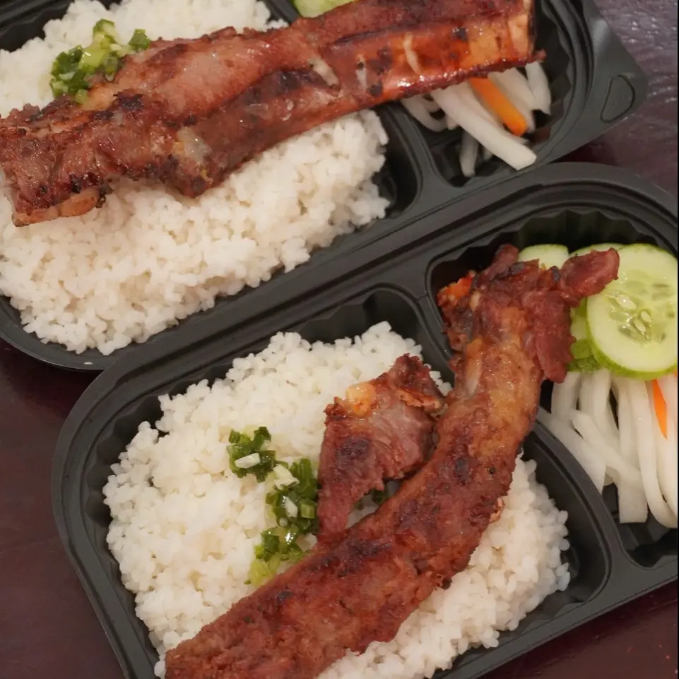 Hình ảnh Cơm tấm sườn cây nướng sả bì chả