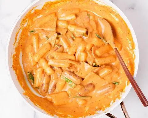 Hình ảnh Tokbokki Sốt Kem Rose Phô Mai Lòng Đào
