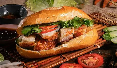 Hình ảnh combo bánh mì heo quay + nước